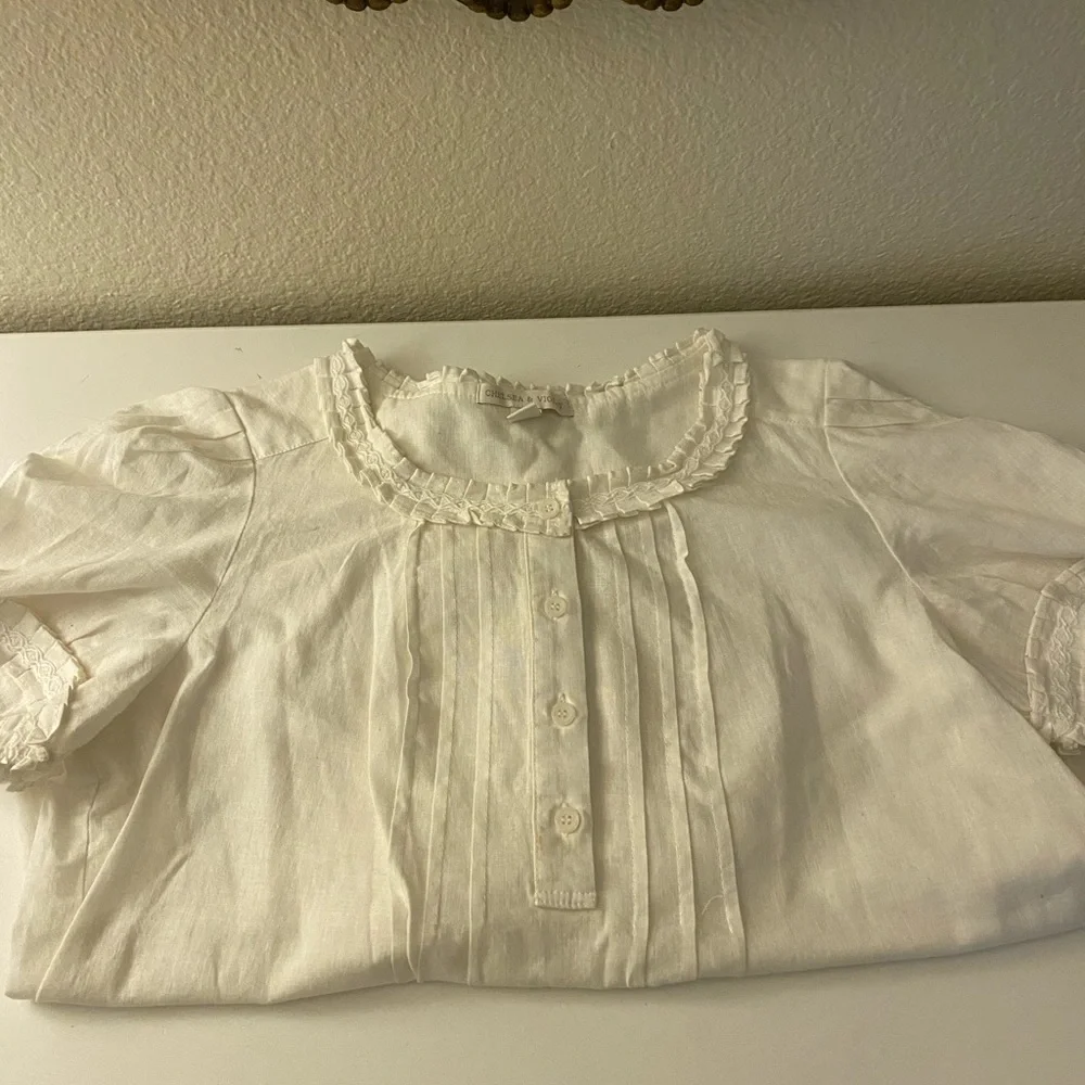 Chelsea abs violet cream top - Picture 3 of 3